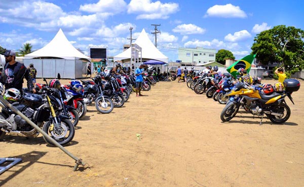 Ciclistas-e-motociclistas-juntos-no-passeio-pelo-Outubro-Rosa-em-Linhares-01